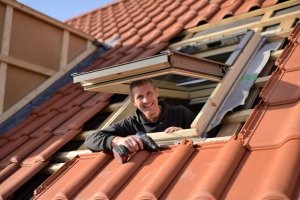 Installation d’une fenêtre de toit par un professionnel